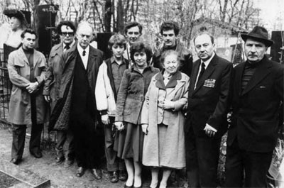 Семья и выпускники
Артиллерийской Академии (3, 9 и 10 слева направо) у могилы Алексея Андреевича
(конец семидесятых годов)