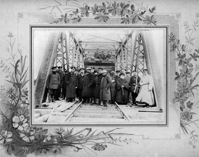 Торжественный момент сдачи в эксплуатацию моста, построенного под руководством Н. В. Ляпунова (стоит в центре в белой фуражке)