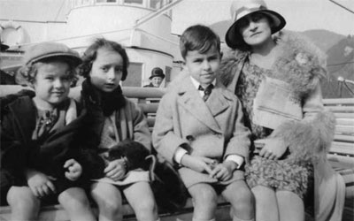 Вера Анри с детьми (справа — налево) Виктором (в будущем профессор физик), Еленой, Александром, Франция, двадцатые годы.