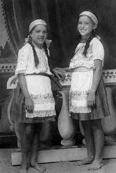 Нэда и Маня Ляпуновы, сестры А.А.