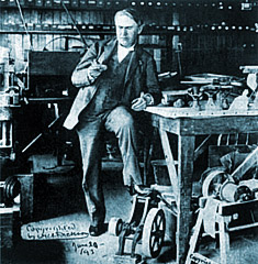 Томас Эдисон в своей лаборатории