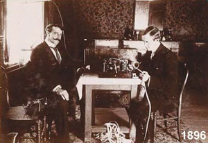 Г. Маркони (справа) и его ассистент Дж. Кемп при испытании приемного аппарата для телеграфии без проводов.
