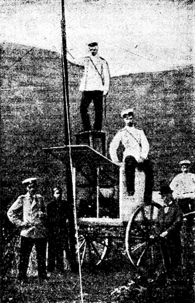 П.Н. Рыбкин (первый справа) у походной радиостанции на маневрах Каспийского полка в 1901 году.