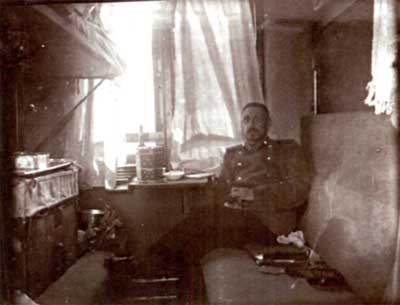 Поручик Н. Н. Дмитриев в вагоне поезда, идущего на фронт. 1905 г.