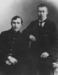 Отец Б.И. Рамеева — Исканар Рамиев(справа) с родным братом Гарифом