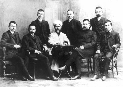 Сотрудники газеты «Вакыт» и журнала «Шура», г. Оренбург, 1907 г. В первом ряду справа второй -издатель Закир Рамиев