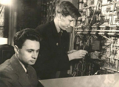 Фото 3. М .Д. Брейдо и Г.Д. Зарницын за отладкой арифметического устройства