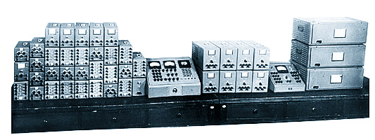 Интегратор ИПТ-5 и приставка нелинейных блоков (справа). Разработка 1952 г.