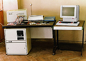 АРМ на базе СМ1810 в составе: логический анализатор, эмулятор 8051. 1990 г.