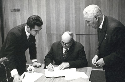 На подпись Министру важные документы. Слева направо: Васенков А.А., Шокин А.И., Сергеев В.С.
