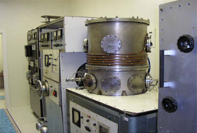 Одна из высоковакуумных технологических установок, изготовленных на Опытном заводе СО РАН, 1963–1964 гг.