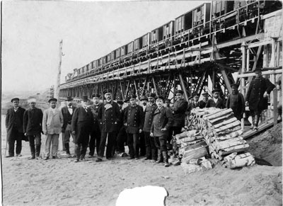 Проверка моста — первый поезд (Николай Викторович – 1 ряд, 2-ой справа)