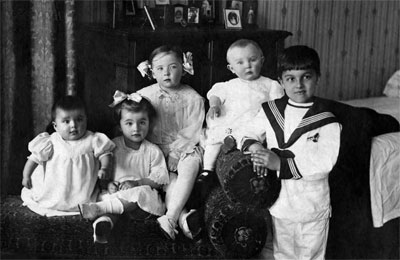 Дети в спальне бабушки Марии Андреевны справа: Алеша Ляпунов, Коля и Наташа Наметкины, Вера и Аскольд Ляпуновы