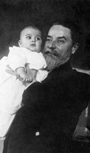 Николай Викторович с внуком Алешей 1911 год