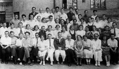 Студенты и преподаватели (А. А. Ляпунов — 5-ый слева в первом ряду) Педагогического Института им. К. Либкнехта
