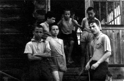 Мальчики: слева направо: Андрей Новиков, Андрей — родственник Арнольдов, Дима и Мика (Дмитрий)Арнольды, Сергей Новиков и Карик Краузе