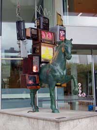футуристическая скульптура конного телеком-рыцаря