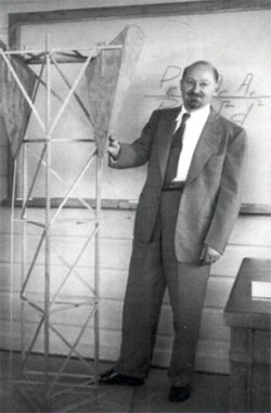 С.А. Щелкунов в лаборатории антенн
