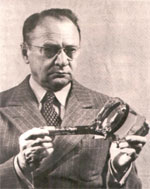 В.К. Зворыкин с разработанной им электронной телевизионной передающей трубкой — «иконоскопом».