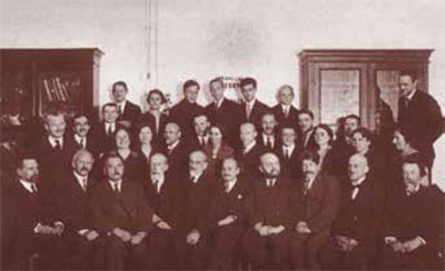 Д. А. Рожанский (во втором ряду слева) с учеными ЛФТИ (1935 г.)