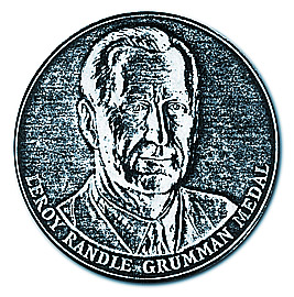 Груммановская медаль, которой П. Я. Уфимцев был удостоен в 1991 г.