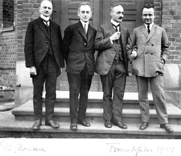 Профессора Гёттингенского университета физики (слева направо) Макс Райх, Макс Борн, Джеймс Франк и Роберт Поль. Материалы Виртуального Компьютерного Музея.