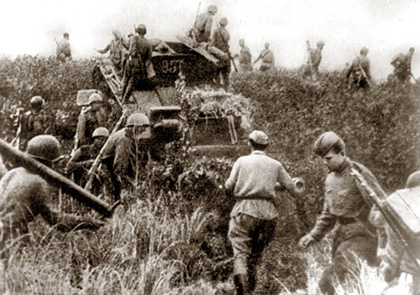 Советская пехота переходит границу с Маньчжурией. 9 августа 1945 года. Материалы Виртуального Компьютерного Музея