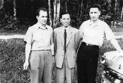 A.A. Pavlikov (left), Chinese engineer and Oleg Shcherbakov (with his car).