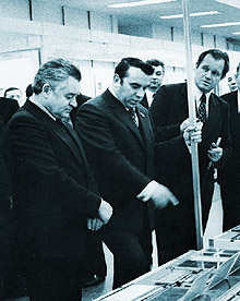 Я. П. Рябов (второй слева), председатель МПК по ВТ
