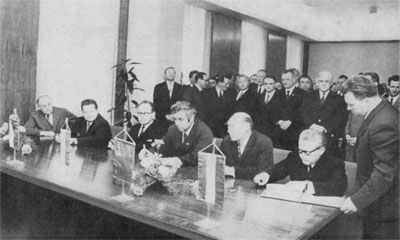 Представители стран при подписании протокола заседания МПК (1972 г.), второй с слева – министр МЭЭ ГДР О. Штегер