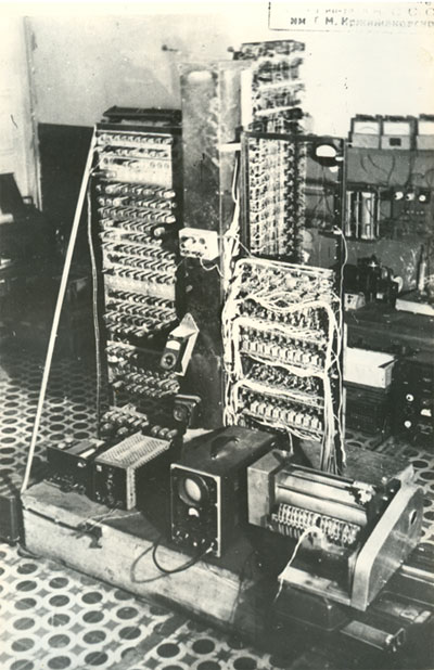 Фото АЦВМ М-1 (март 1951 г.). Вид со стороны магнитного барабана