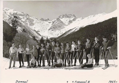 Лыжные прогулки в горах Домбая в 1964 году двух сотрудников п/я 281 Истомина А. (в очках) и Луканова Н.