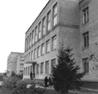 Первые производственные здания в Спутнике школа швейников и школа металлистов (задний план)
