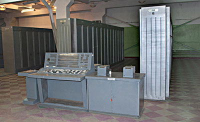 Рис. 4.29. ЭВМ “К340А” – 20 шкафов в три ряда, инженерный пульт и регистратор – два принтера.