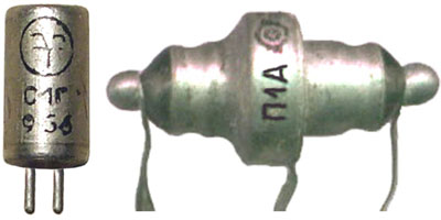 Рис. 4. Первые отечественные  точечный (С1Г) и плоскостный (П1А)  транзисторы